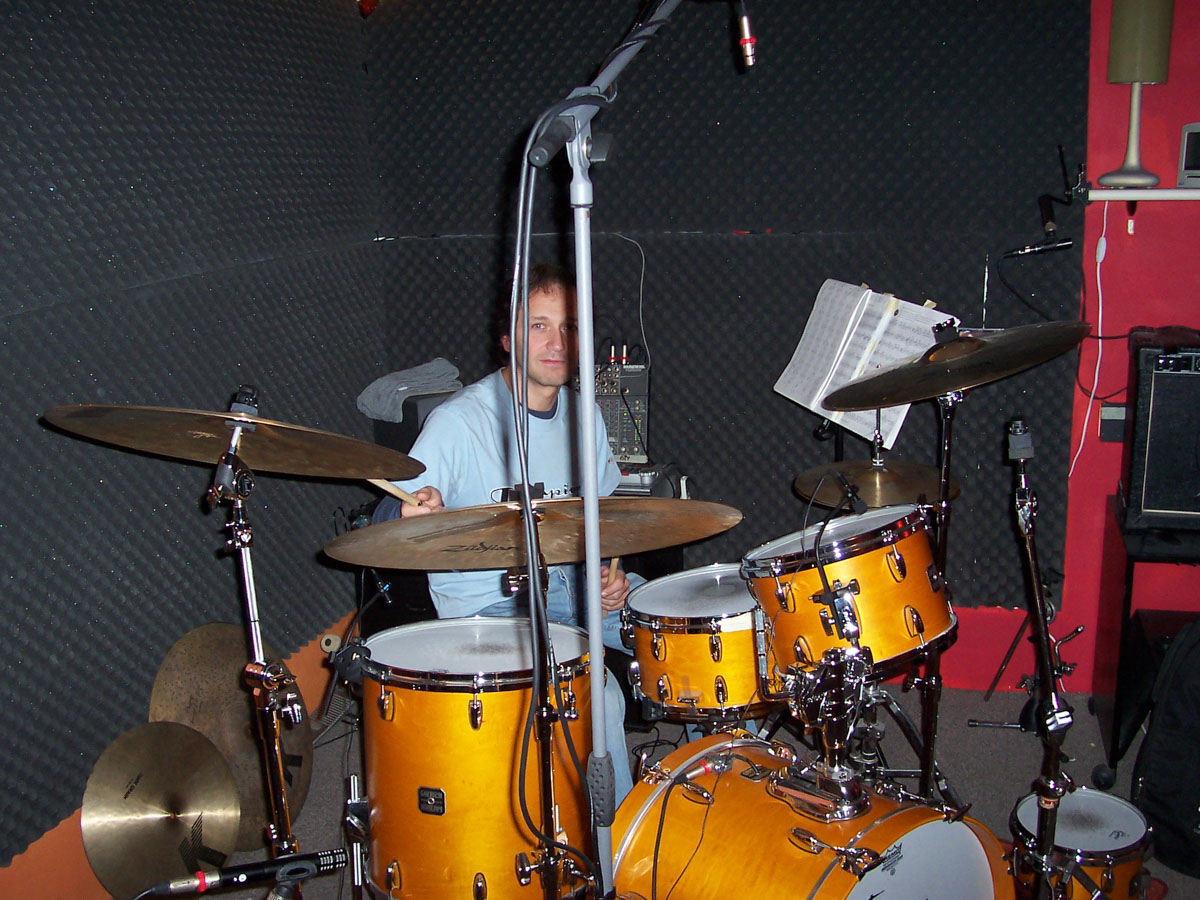 Roberto Gherlone building the new Loast studio (Thank You Roberto!)