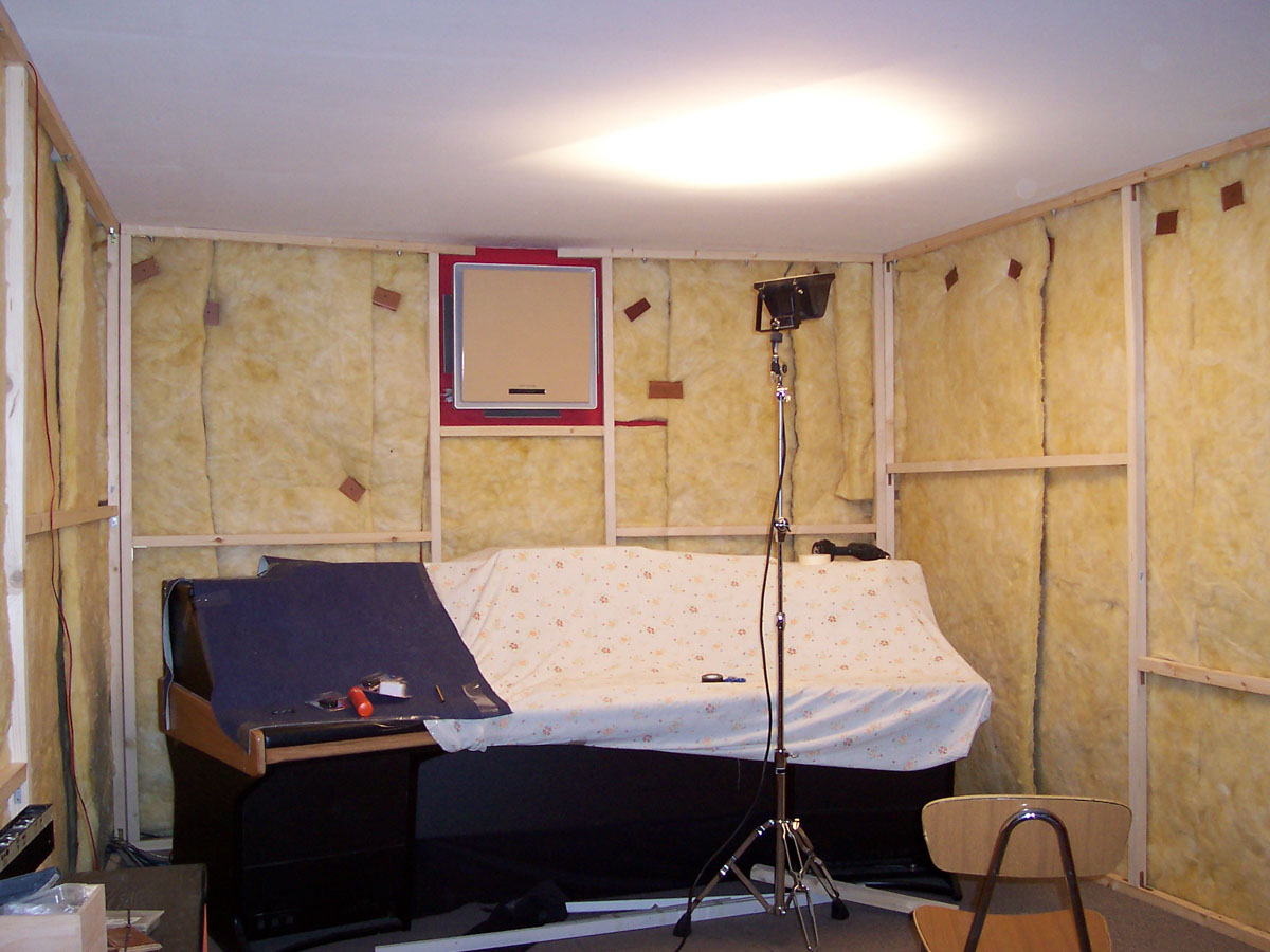 Roberto Gherlone building the new Loast studio (Thank You Roberto!)