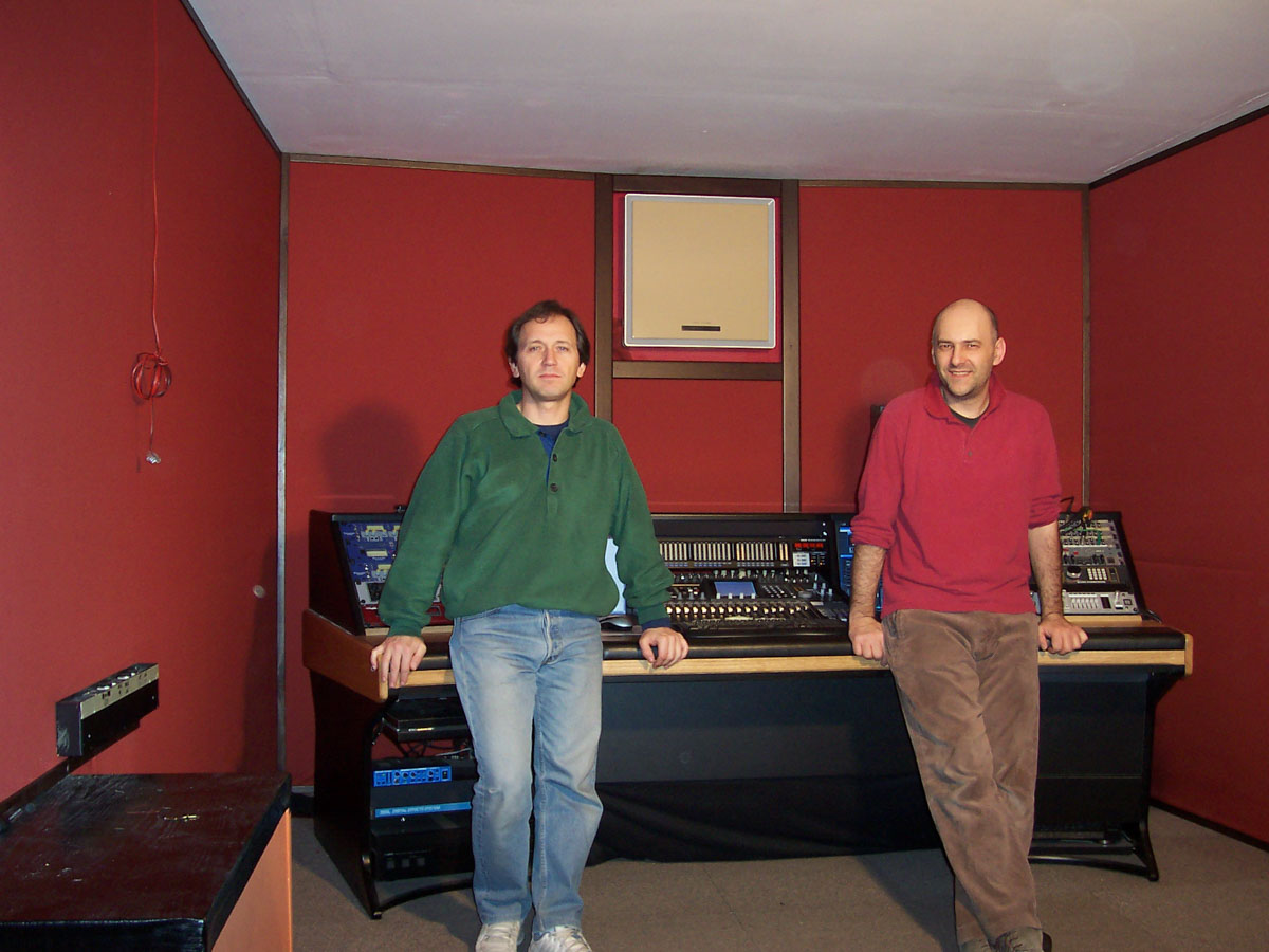 Roberto Gherlone building the new Loast studio (Thank You Roberto!)